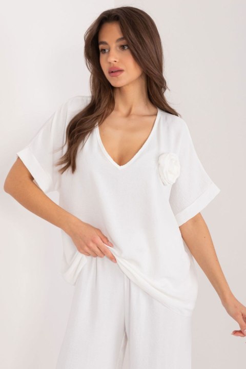 Bluzka Model DHJ-BZ-8368.02 Ecru - Italy Moda Bluzka Model DHJ-BZ-8368.02 Ecru - Italy Moda