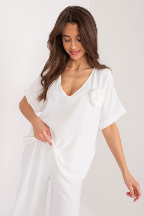 Bluzka Model DHJ-BZ-8368.02 Ecru - Italy Moda Bluzka Model DHJ-BZ-8368.02 Ecru - Italy Moda
