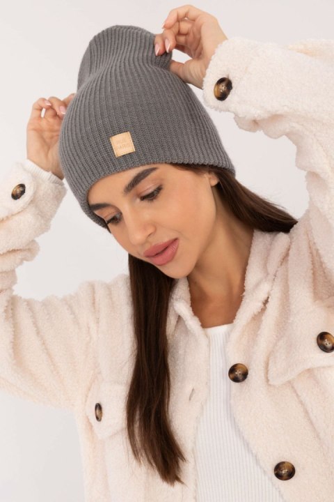 Czapka Model JK-CZ-50.25 Dark Grey - Rue Paris Czapka Model JK-CZ-50.25 Dark Grey - Rue Paris