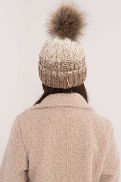 Czapka Model JK-CZ-52.17 Dark Beige - Rue Paris Czapka Model JK-CZ-52.17 Dark Beige - Rue Paris