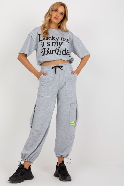 Spodnie Komplet Model BA-KMPL-Z-236.01 Grey - Badu Spodnie Komplet Model BA-KMPL-Z-236.01 Grey - Badu