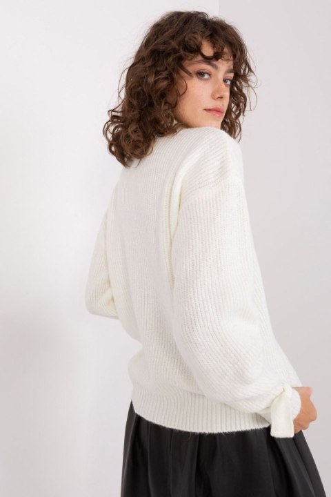 Sweter Damski Model BA-SW-0305.03P Ecru - Badu Sweter Damski Model BA-SW-0305.03P Ecru - Badu