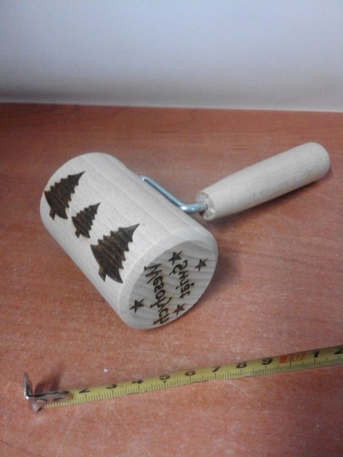 Wałek drewniany do foremki z grawerem Wesołych Świąt 16 x 7,5 cm P1079 Wałek drewniany do foremki z grawerem Wesołych Świąt 16 x 7,5 cm P1079