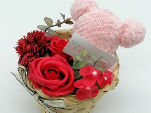 Miś z ręcznika frotte , z kwiatami w koszyczku 10x10x20cm Miś z ręcznika frotte , z kwiatami w koszyczku 10x10x20cm