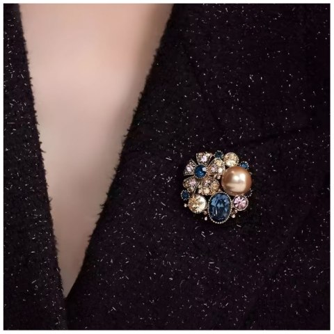 Broszka ozdobna elegancka z brązowymi i niebieskimi kryształkami BZ182 Broszka ozdobna elegancka z brązowymi i niebieskimi kryształkami BZ182