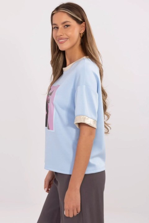 Bluzka Model MI-BZ-M61771.81 Light Blue - Italy Moda Bluzka Model MI-BZ-M61771.81 Light Blue - Italy Moda